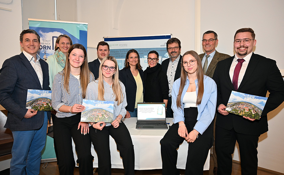 StA-Dir. Matthias Pithan, Marlene Redl, Lara Haberl, Anika Deimel und GR Leonhard Gary; dahinter: Dir.-Stv. Prof. Agnes Wagner, GR Martin Pichlmayer, StR Evelyn Schmidt, StR Barbara Stark, Bgm. Gerhard Lentschig und BH Stefan Grusch.